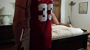 Cuck-mies filmaa vaimoaan ratsastamassa bbc-härkää