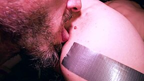 풋 슬레이브가 열정으로 핥고 세게 박아