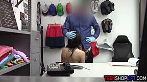 Moreninha pequena pega curvada pelo pau grande do policial do shopping