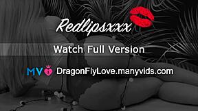 18+ Mädchen posiert auf Kamera beim Masturbieren zu intensivem Orgasmus