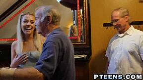 Blondă tineri 18+ experimentată se distrează în grup cu doi bărbați mai în vârstă