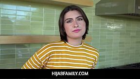 Mittelöstliche Süße Angeline Red reitet eifrig den Schwanz ihres Freundes. Sie giert nach jedem Zentimeter.