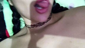 Uită-te cum îmi deget fundul suculent și etalez pizda roz care se udă mai tare