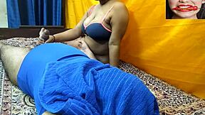 Delhi učiteljica draži mlado punoletno punco z ročko. Je pripravljena na več?