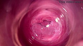 闺蜜揭示她年轻18+阴道深处的秘密。什么隐藏的欲望等待探索？