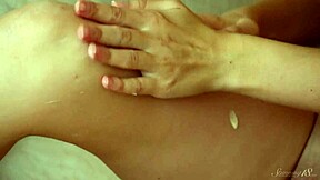 Еротична тийнейджърка 18+ блондинка се съблича гола на дивана