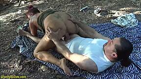 عجوز قبيحة حمراء تأخذ نيك خشن في الخارج