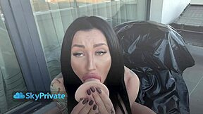 ¡Chorreando en la terraza! Aylee Blum folla con dedos y dildo su coño y culo cremoso