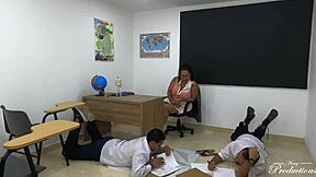 Professora venezuelana instrui alunos em desenho