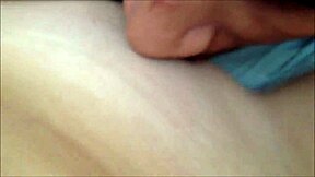 Hei, uită-te la această adolescentă 18+ cu pizda rasă lingută de aproape 😋