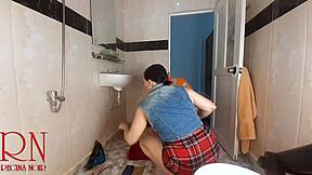 Hej där, kan du tro att den här hemmafrun utan trosor förförde rörmokaren så snabbt i s1?