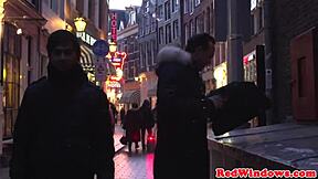 Krzywa holenderska dziwka dostaje mocno na pieska na łóżku