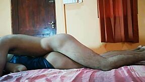 Indiase vrouw brengt tijd door met een jongen na feestje