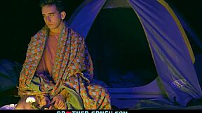 Jonge 18+ vent en zijn oudere stiefbroer op kampeertocht in bos, ze verkennen bos samen