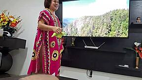 Min stedssøster gør min pik hård med sin store latina røv