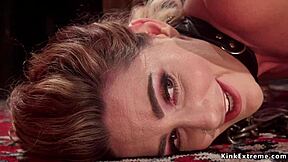 Vau, iso-perseinen lesbo-domina lyö ja anaalinaa sidottua alistuvaa intensiivisessä BDSM-sidonnassa!