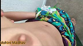 अरे, क्या तुम मेरी चूत को इस ग्रीन साड़ी कॉस्ट्यूम में चाटना चाहते हो?