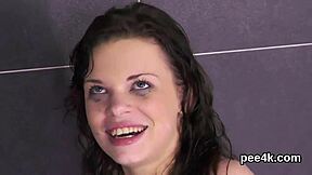 فتاة شهية تبتل بالبول الدافئ وتنفجر!