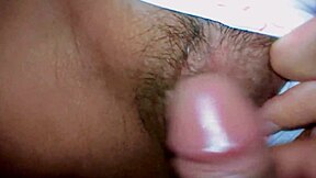 Hermanastro entra escondido no quarto da irmã de 18+ pra encontro quente. Uma indonésia de 18+ leva massagem intensa