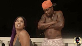 Stedatter rir stedfar rundt kontoret i orgyfamily