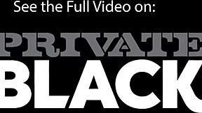 Brooke Og Angel Deler Et Privat Øjeblik Med En Sort Hingst