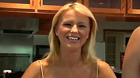 אישה בשלה עם תחת גדול בעקבים מציגה ציצים ענקיים בזמן מוצצת זין מפלצתי בסצנה פרועה.