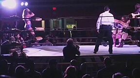 Katie Forbes domina con mosse stinkface