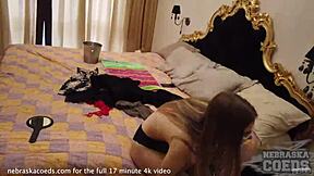 Bag kulisserne chiller nøgen og leger med is