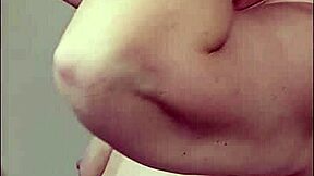 Vreme tuširanja s MILF Vi, vau, te ogromne sise!