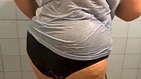 Йо, виж тази дебела пълна баба се развихря под душа! Толкова горещо! 🛁
