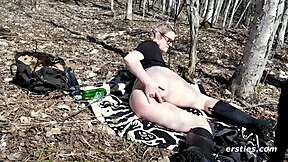 Hanna, seksikäs blondi laseilla, sormittaa trimmattua pilluaan uima-altaalla. Märkää ulkoilma-hupia odottaa!