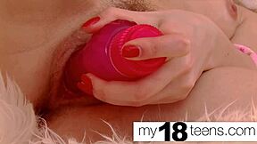 यंग गर्ल टाइट चूत को jerk off vibrator से - hot solo