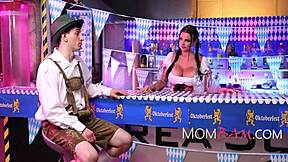 Payton Presleejeve masivne joške dominirajo sceni