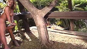 Dia teringat momen lesbian panas, jilat dan jari di luar