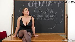 Nu mă pot opri să mă gândesc la Carmela Clutch care tânjește după bbc în culise