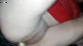 Hora omfavner ivrig kukken og leketøyene i sin lidenskapelige økt.