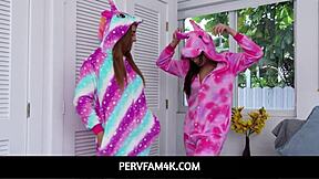 Pervfam4k-krivé nevlastné sestry Callie Black & Gaby Ortega ukazujú nevlastnému bratovi, že zvládnu akýkoľvek kurac