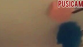 Τατουάζ νεαρή κοπέλα χρησιμοποιεί διλντο στην πούτσα σε σπιτική σκηνή