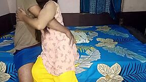 इंडियन भाभी देवर को इंटेंस चूत पाउंडिंग के लिए चैलेंज करती है