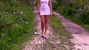 Blond uden trusser ryger og onanerer på offentlig balkon