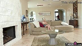 Chloe Temple hard geneukt terwijl stiefvader geschokt toekijkt