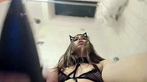 fyldig brunette ung kvinde 18+ med briller bruger legetøj i bruser på webcam