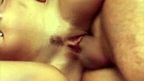 La petrecere, vezi milfa primind ejaculare pe față în threesome!