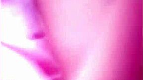 Η αδερφή μου η θετή λέει ότι βαριέται, οπότε την κάνω να καβαλήσει το καυλί μου για να ηρεμήσει