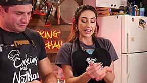 Η Christiana Cinn μοιράζεται την εμπειρία της από τη δουλειά στο μπαρ με μπικίνι. Αποκαλύπτει μυστικά casting.