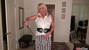 Hej babičko, proč se sama dotýkáš v té horké scéně s prádlem?