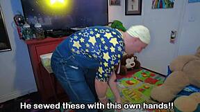 Prozkoumat ABDL fetišový pokoj s SoggyPrince v plenkové a sestřičkové roleplay u nemocniční postýlky.