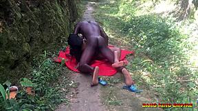 我的非洲黑人前女友在乡村路上用硬核性爱报答我