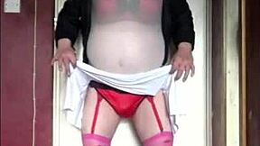 Någon som vill förnedra den här bisexuella crossdressern ute i det offentliga?