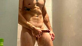 Étudiante de Houston bande dur sous la douche du gymnase et jouit fort